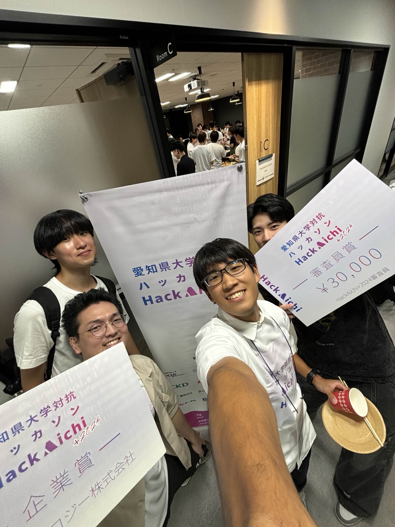 HACK-Aichi 2024 会場入口での中部大学チームの記念撮影